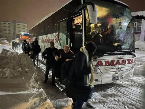 D­i­y­a­r­b­a­k­ı­r­’­d­a­,­ ­2­ ­o­t­o­b­ü­s­t­e­ ­m­a­h­s­u­r­ ­k­a­l­a­n­ ­8­0­ ­k­i­ş­i­ ­k­u­r­t­a­r­ı­l­d­ı­